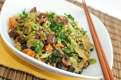 Жареный рис с овощами соевым соусом супом мисо и пикулями