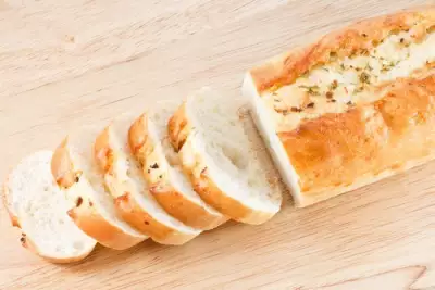 Постный хлеб из спельтовой муки с розмарином и зеленым перцем