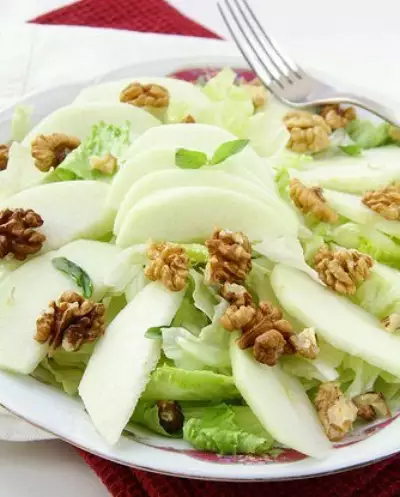 Зеленый салат с яблоками и орехами