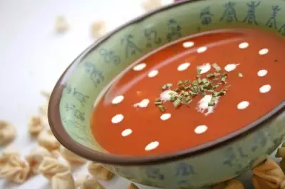 Томатный суп с рисом и зеленью