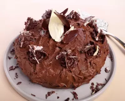 Шоколадный торт с малиной и трюфелями