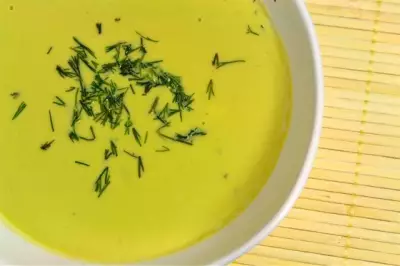 Ледяной гороховый суп с зеленым супом и мятой
