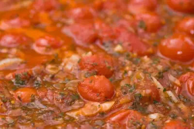 Домашний итальянский томатный соус с базиликом