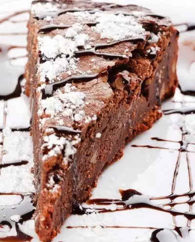 Охлажденный шоколадно ягодный пирог с орехами пекан