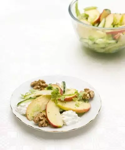 Салат из корешков сельдерея с грецкими орехами и яблоками