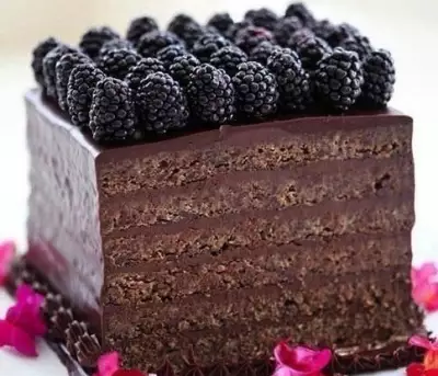 Шоколадно-миндальный торт с ежевикой