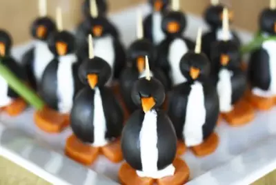 Пингвины из маслин, фаршированные мягким сыром