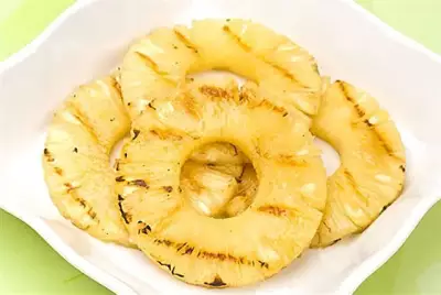 Десерт из жареного ананаса с мороженым