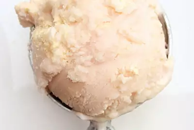 Грейпфрутовый замороженный йогурт с меренговой крошкой