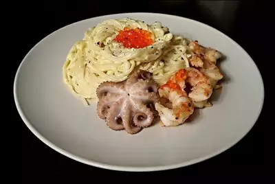 Спагетти в сливочном соусе с морскими гадами