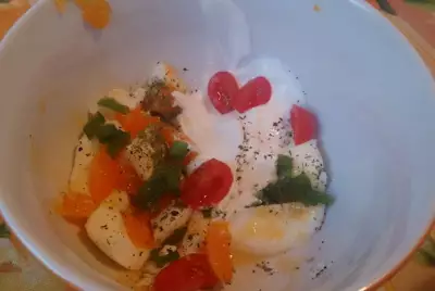 Салат с яйцом, черри и зеленым луком