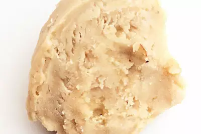 Каштановое мороженое с меренговой крошкой