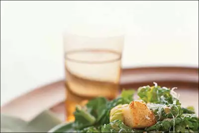 Салат цезарь с маринованной обжаренной куриной грудкой и классической заправкой с вустерширским соус