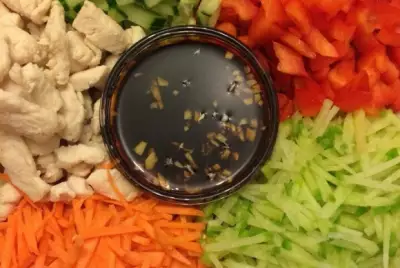 Овощной салат с куриным филе и заправкой из соевого соуса