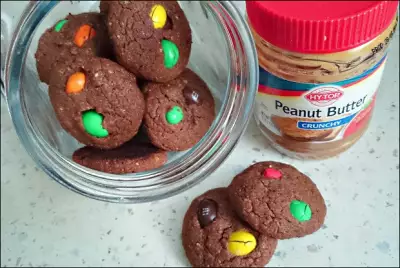 Шоколадно-арахисовое печенье с разноцветным драже