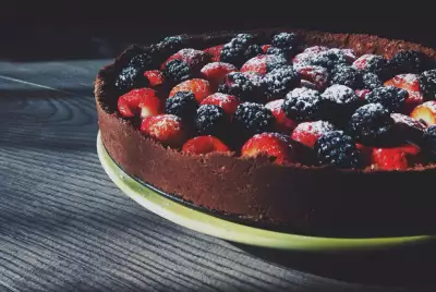 Шоколадный торт с ягодами