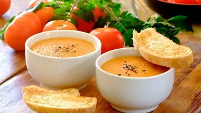 Томатный суп из запеченных помидор с чесночными тостами