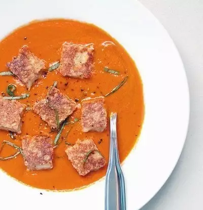 Острый томатный суп с сырными гренками