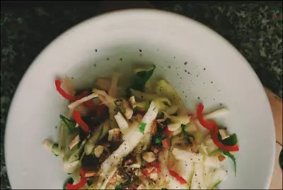 Капустный салат с перцем и имбирем