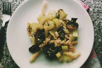 Салат с макаронами, сельдереем и грибами