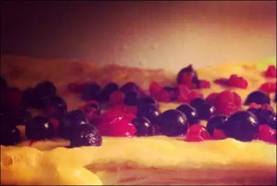 Слоеный торт с ягодами