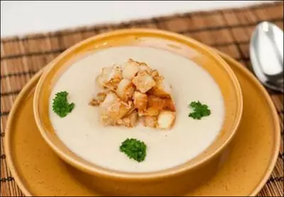 Сырный суп из лесных грибов с крутонами