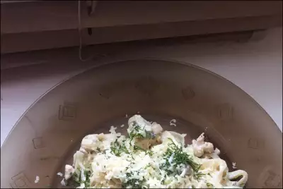 Спагетти с курицей и грибами в сливочном соусе
