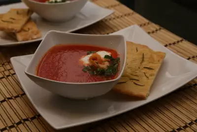 Острый томатный суп с сыром рикотта