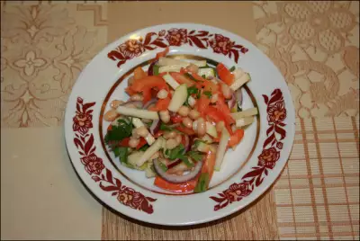 Салат из белой фасоли яблока и болгарского перца