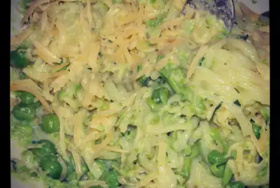 Тальятелли с зеленым горошком, кресс-салатом и пармезаном