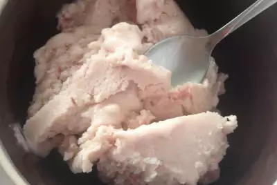 Молочное мороженое с клубникой и медом
