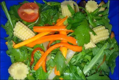 Салат из рукколы, шпината, моркови и кукурузой.