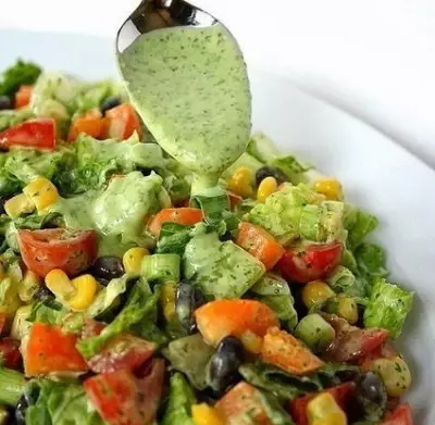 Овощной фитнес салат с соусом из авокадо