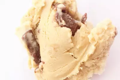 Карамельное мороженое с кусочками snickers