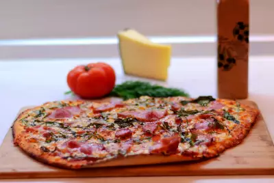 Пицца с грудинкой, сыром и рукколой