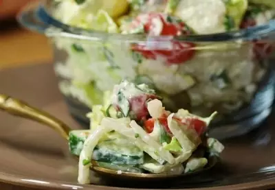 Салат из свежих овощей с сырно-горчичной заправкой