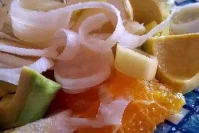 Салат из апельсина авокадо цитрона и лука порея