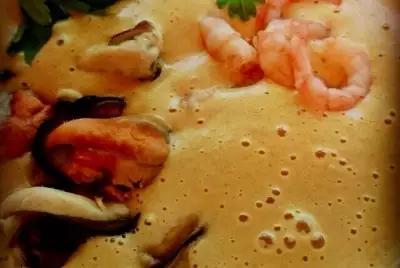 Сырный крем-суп с морепродуктами на рыбном бульоне