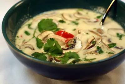 Суп с курицей и шампиньонами «по-тайски»