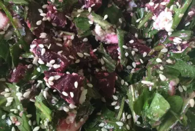 Салат из свеклы и листьев одуванчика