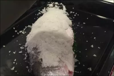 Баррамунди запеченная в соли