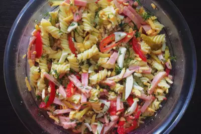 Итальянский салат с макаронами ветчиной и солеными огурцами