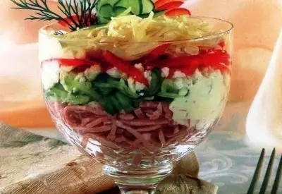 Слоеный салат-коктейль с ветчиной и болгарским перцем