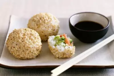 Рисовые шарики с начинкой японские рафаэлло