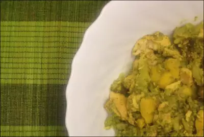 Пряная курица карри с брокколи и манго в сметанном соусе