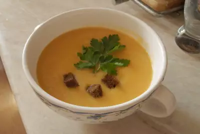 Лёгкий овощной суп пюре с цукини и ржаными гренками