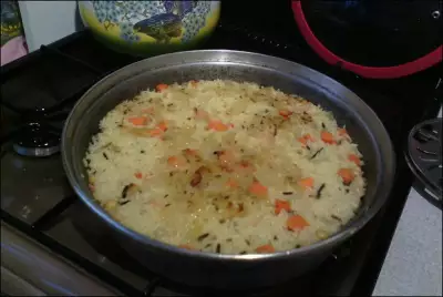 Жареный рис с морковью, луком, нутом и индийскими специям