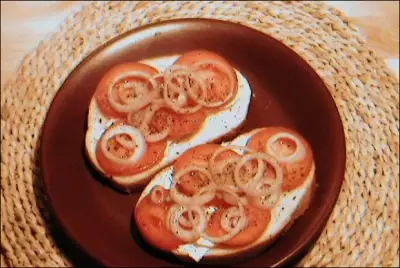 Закусочные бутерброды с помидором и луком