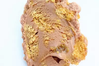 Мороженое с молочным шоколадом, коньячным изюмом и печеньем Biscoff