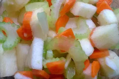 Сельдереевый салат с яблоком морковью и мятой